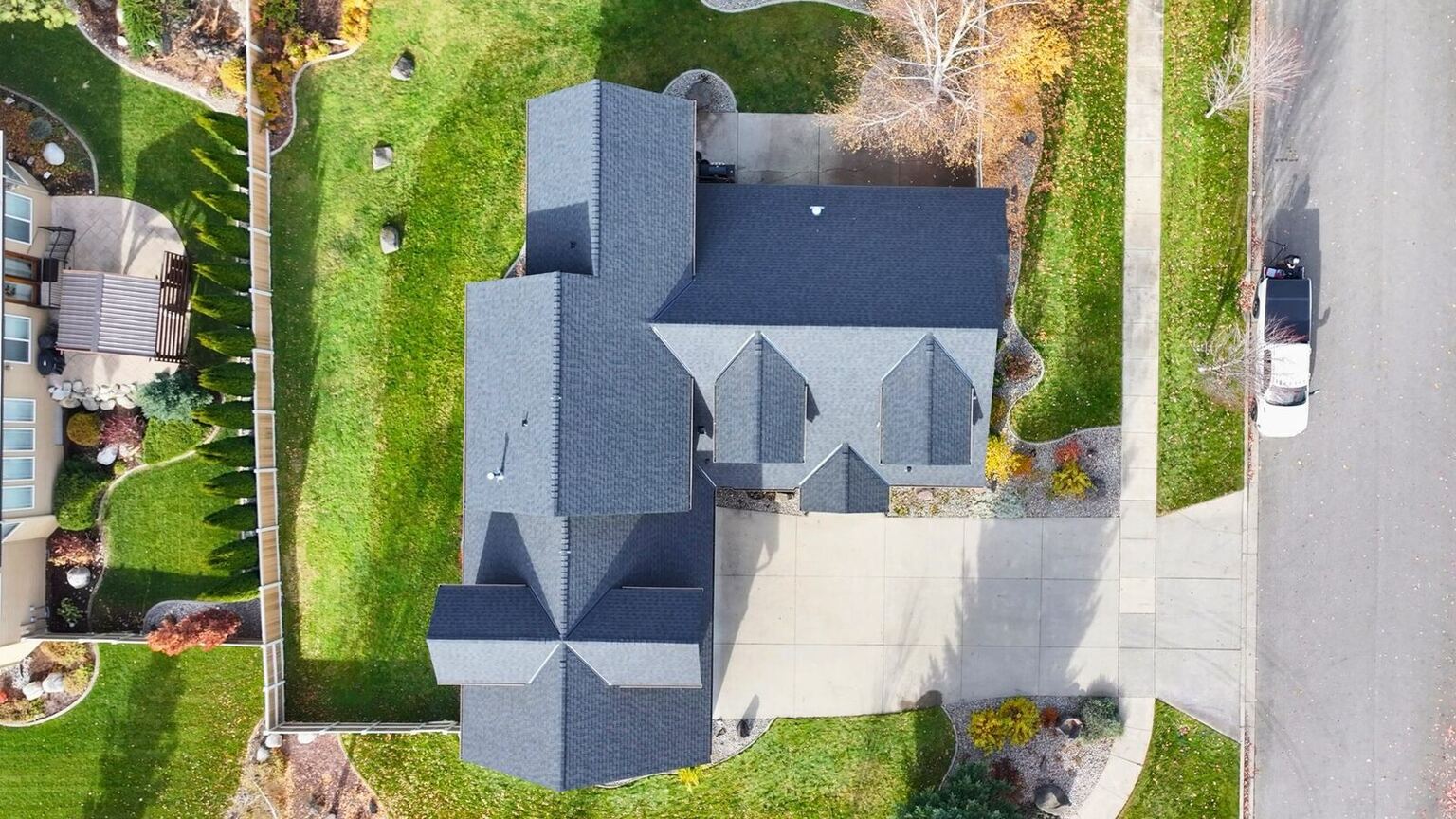 Overhead view of a Hayden, Idaho home roofed in CertainTeed ClimateFlex shingles in Moire Black